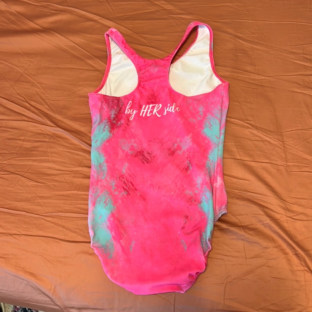 “By her side” adult medium GK Leo